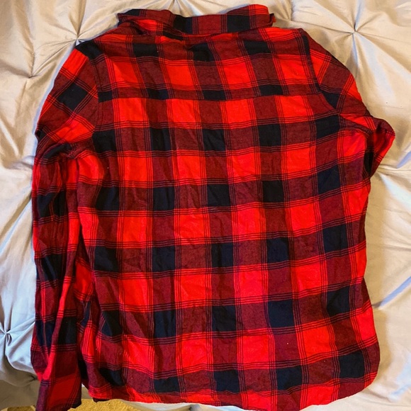 selling a red flannel shirt for 15$ women’s size Medium - Picture 2 of 2
